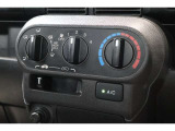 マニュアルエアコンのお車です!直感的な操作で車内の温度を調節することができます!
