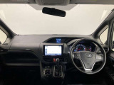 シンプルながら機能性あふれる運転席廻りです。視界性もよく、運転しやすいですよ。