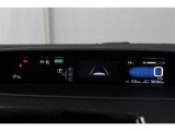 視線移動が少なく疲れにくいセンターメーター!ハイブリッドシステムインジケーターをはじめとしたお車の状態の情報を確認できます。
