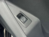 電動リアゲート装備です。バンパー下でのキックスイッチも装備されております。