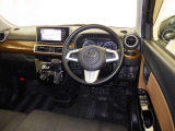 運転席まわりです。 各操作スイッチは使いやすい位置に配置されてます。