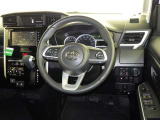 運転席まわりです。 各操作スイッチは使いやすい位置に配置されてます。