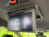 【12.1型フリップダウン】大画面モニターで後席でもエンタメをお楽しみいただけます。家族や友人とお出かけする機会が多い方に大人気です♪