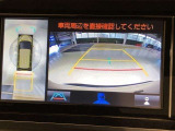 車の全周囲の画像が表示されます。運転席から見づらい個所なども、上空から見たような映像で確認できます。映像のきりかえも出来、後方確認だけでなく大変便利な機能です。