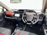 運転席まわりです。 各操作スイッチは使いやすい位置に配置されてます。