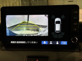 リバースギアに入れるだけで後方の表示へ切り替わります。夜間や雨の日の駐車も楽になりますよ。
