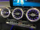 高級感漂う内装の仕様でございます。スイッチ類も使いやすいシンプルなデザインでございます。