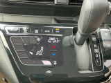 オートエアコン!おおきなアイコンでタッチしやすいパネルです。空調管理はクルマ任せで、運転を楽しみましょ♪