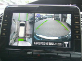 【アラウンドビューモニター】空から見下ろすような視点で、スムースな駐車と安全確認をサポートします。