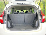 普段のお買い物や通勤、送迎等に十分な荷室スペースを確保しております。セカンドシートを倒すと、大きな荷物の積載も可能です♪