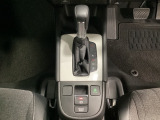 「e:HEV」は、モーター走行を中心にしながら電気エネルギーやエンジン動力を最も効率よく使い分けることができる賢いハイブリッドシステムです。サイドブレーキはスイッチ操作の電子制御パーキングブレーキです