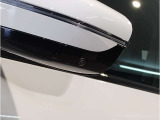 【BMWミラー】視認性の高いスタイリッシュなミラー。自動防眩機能も付いており夜間のドライビングをサポートします。