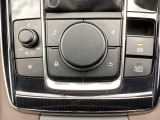 手元を見なくてもノールックで直感的に操作が出来るコマンダーコントロールはドライバーの気持ちに寄り添える様にと、マツダの考え方を具現化したひとつの例です。