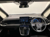 シンプルながら機能性あふれる運転席廻りです。視界性もよく、運転しやすいですよ。