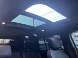 【スライディングルーフ】チルト・オープン可能なパノラミックルーフを装備。開放感あふれる車内となり人気のオプションになっております。