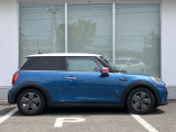 オリジナルサービスもついたMINI自動車保険も取り扱っております。MINI自動車保険にご加入いただくと、万一のトラブルを24時間365日サポートするエマージェンシー・サービスの〈プレミアム〉をご利用いただけます。
