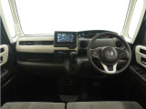 ◆視界広々で非常に運転しやすくロングドライブでも疲れを感じさせないすっきりとまとまったインパネ周りです。