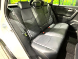 後部座席も気になるようなキズ・汚れやへたり等、大きなダメージはなく、良好な状態です。