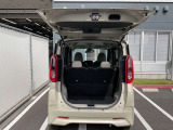 バックドアは大きく開きます。定員乗車時でも十分広いラゲッジスペースを確保しています