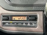 【オートエアコン】一度お好みの温度に設定すれば、車内の温度を検知し風量や温度を自動で調整。暑い&hellip;寒い&hellip;と何度もスイッチ操作をする必要はありません。快適な車内空間には必須の機能ですね♪