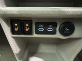 充電用USB端子付き。スマートフォンなどの充電に便利です。