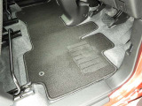 フロアマットも綺麗にクリーニングされています。尚、臭い・汚れ等には個人差がございますので、必ず現車確認下さいませ。