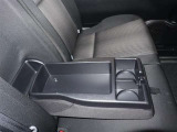 後席の背もたれに肘置きとドリンクホルダーが隠れていますので、乗車人数が少ない時は、ご活用頂けますよ(*^-^*)