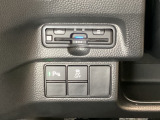 ハンドルの左下にETCとHondaセンシング用の、VSA(ABS+TCS+横滑り抑制)解除スイッチなどがついています。高速道路の料金所の通過も楽々です。 カードの取り出しもしやすい場所についています。