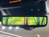 車体に装備したカメラによる後方映像が、ルームミラーに映し出されます。後席に人が座っていても、ラゲッジスペースに荷物を満載していても、車両後方の様子をはっきりと確認できます。