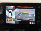 パノラミックビューモニター付きです。車両を上から見たような映像をモニター画面に表示。運転席からの目視では見にくい、車両周辺の状況をリアルタイムでしっかり確認できます。