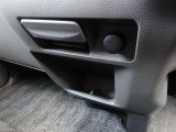 小物から大きな荷物までしっかり入れられる♪欲しい物が欲しい時にさっと取り出せる豊富な収納スペース♪助手席シートアンダーボックスは、便利な前後スライド式です!