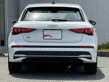 Audiのテールライトは、スタイリッシュで洗練されたデザインが特徴で、多くのモデルでLEDテールライトを採用しております。また、テールライトには動的ウィンカー機能が搭載されているモデルもあります