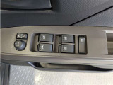 パワーウィンドウのスイッチですよ。 運転席に居ながら窓を開け閉めのコントロールできますよ。 ロック機能で、子供がイタズラして窓を開けるという事も無くなりますよ。
