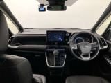 シンプルながら機能性あふれる運転席廻りです。視界性もよく、運転しやすいですよ。