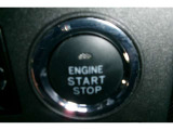 プッシュスタート付き。スマートキーを携帯していればキーを取り出さずにドアを施錠&解錠。クルマの始動も可能です。