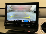 リバースギアに入れるだけで後方の表示へ切り替わります。夜間や雨の日の駐車も楽になりますよ。