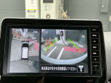 アラウンドビューモニターは、車両の周囲を360度見渡せるカメラシステムです。駐車時の死角をなくし、安全な運転をサポートします。駐車時の死角をなくして、安心・安全な運転を実現できます。