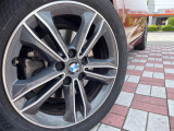 ●純正17インチアルミホイール:輸入車ならではの卓越した走りを支えるホイールと足回りです!日本車の走りに慣れている方にもぜひ体感して頂きたいほど、高いレベルでまとまっています!