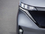 【LEDヘッドランプ&LEDフォグランプ】ハロゲンヘッドランプの約2倍の光量でより明るく遠くを照射。視認性、長寿命、省電力に優れ、スタイリッシュな白光色も魅力