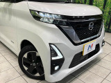 【LEDヘッドライト】悪天候や夜間走行時も良好な視界を確保し安心して運転できる高輝度LEDヘッドライトを装備!点灯速度が早く、消費電力も抑えられています。