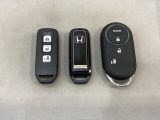 スマートキー付きですからドアロックの開閉およびエンジンスタートが楽々です。電動スライドドアの開け閉めもボタンで操作できます。加えて、純正リモコンエンジンスターター用の操作キーもついています。