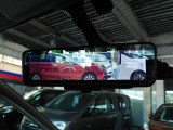 スマート・ルームミラー ルームミラーに映り込んでしまうピラー、ルーフ、ヘッドレスト、シート、後席乗員、荷物等に遮られることなく後方視界を確保します。