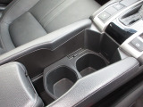 運転席と助手席の間にはドリンクホルダーがあります。取りやすい位置にありますからドライブも楽しくなりますね!