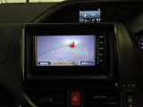 後方の見える安心をお届けするバックガイドモニター付:バックするときのアシストラインもあって楽々バック!車庫入れや縦列駐車をサポートし、苦手な駐車も安心です!今やもう手放せない装備ですネ♪