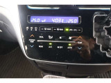 【左右独立温度コントロールエアコン】運転席・助手席で別々に快適さを得られるように、空調にもきめ細やかな配慮をしています。オート機能なので一度、気温を設定すれば自動的に過ごし易い温度に調整してくれます