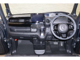 操作性に優れた運転席となります!小物入れや各ボタンの配置にこだわり、使いやすいです!座り心地もよく視認性も良好なのでロングドライブもお任せ下さい!