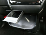 引き出し型のカップホルダーです。飲み物以外にも小物入れとして使える上に使わない時は綺麗に閉めておくことが出来ます。