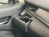 乗車中にホッと一息、ドリンクホルダーもありますよ!