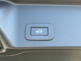 【パワーテールゲート】 パワーテールゲートを備えており、ボタン操作での自動開閉が可能です。女性からも重宝される装備の一つです。