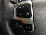 ステアリングには運転中でも簡単に操作できる各種スイッチついてます